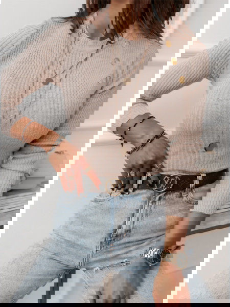 Beżowy dopasowany sweter z...