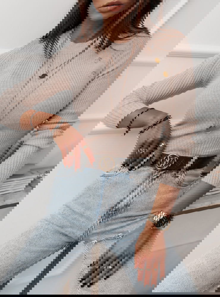 Beżowy dopasowany sweter z ozdobnymi...