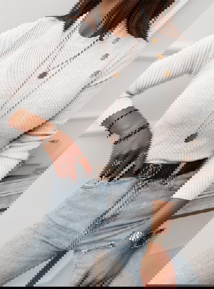 Biały dopasowany sweter z ozdobnymi...