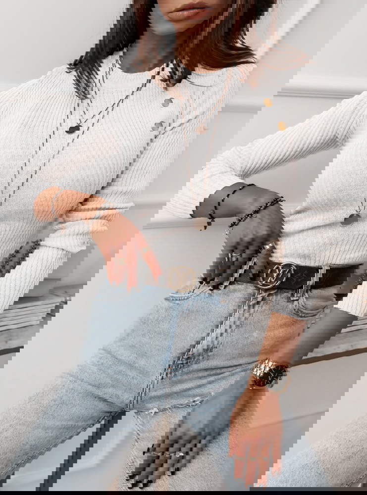 Biały dopasowany sweter z ozdobnymi...