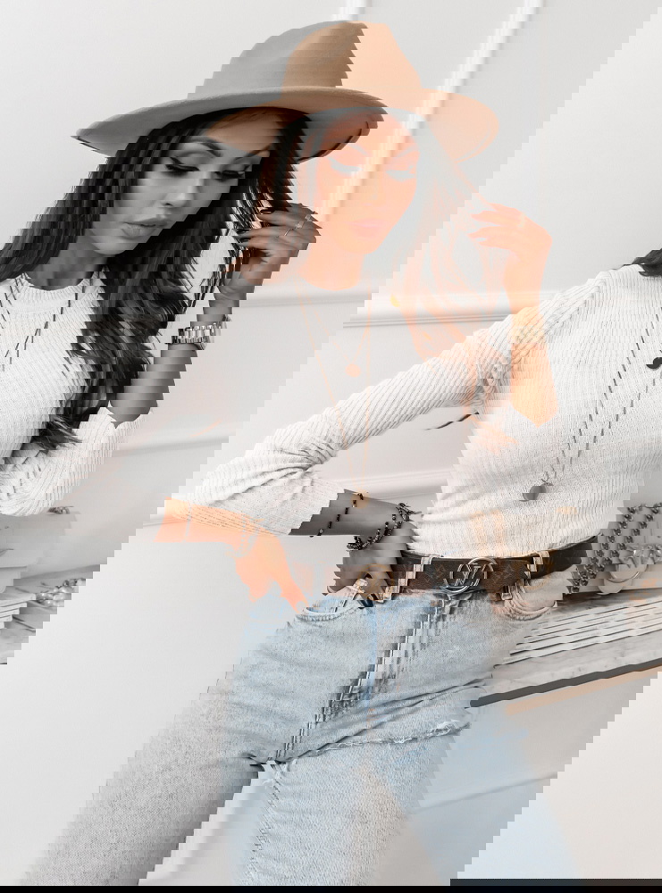 Biały dopasowany sweter z ozdobnymi...