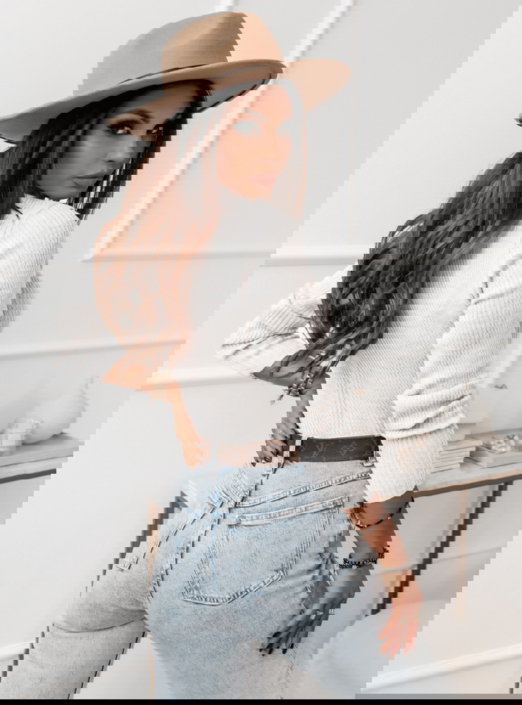 Biały dopasowany sweter z ozdobnymi...