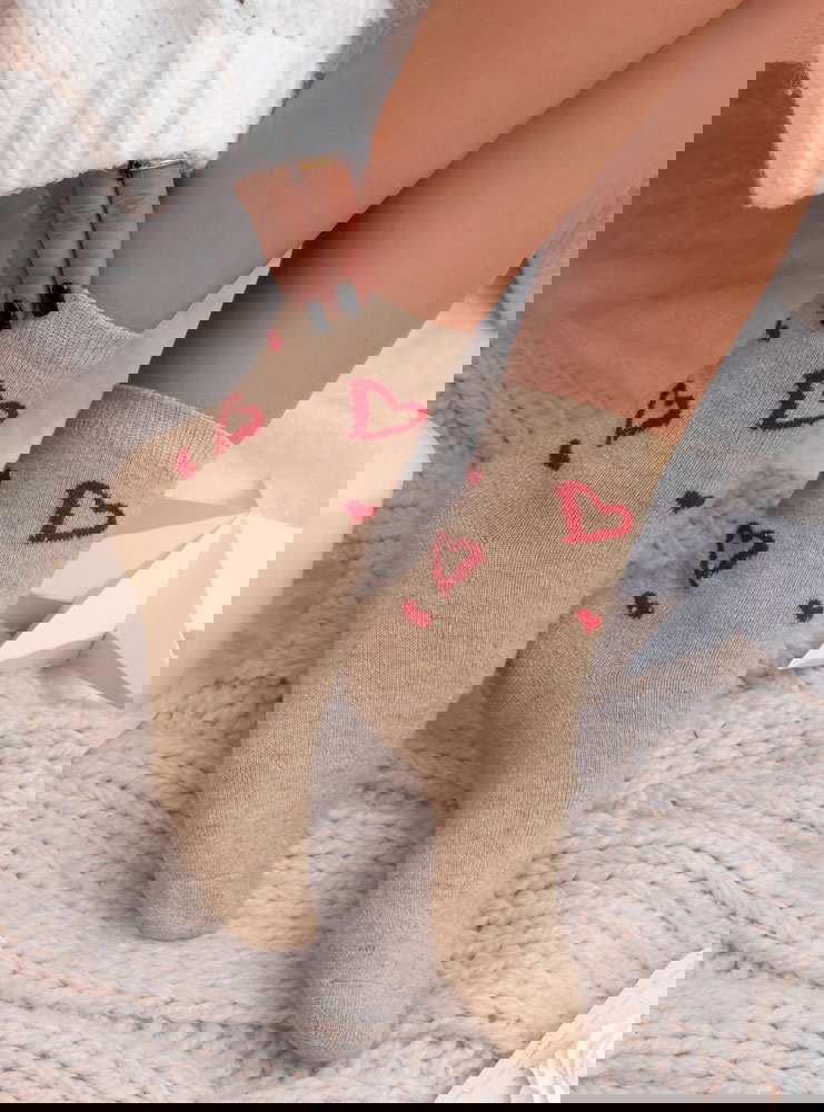 Beżowe skarpetki w serduszka Rubyee