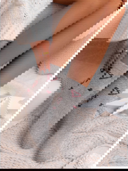 Szare skarpetki w serduszka...