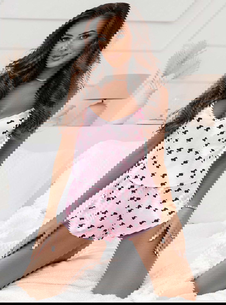 Pudrowa satynowa piżama w serca z...