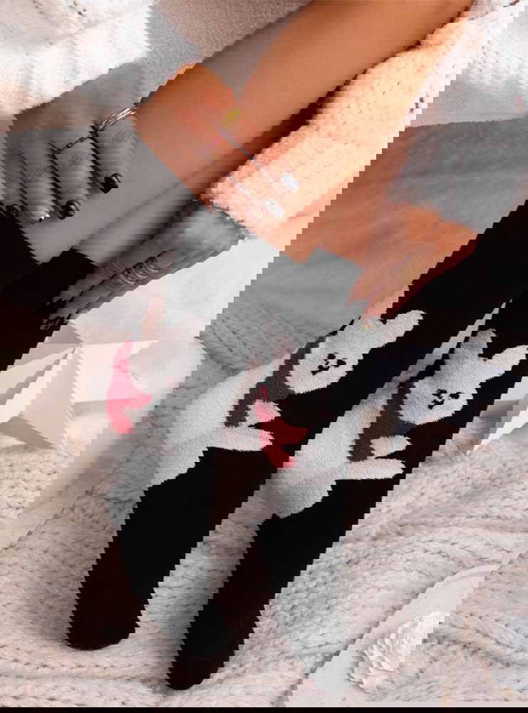 Czarne skarpetki z ozdobnym wzorem...