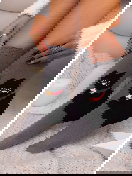 Szare skarpetki z ozdobnym...