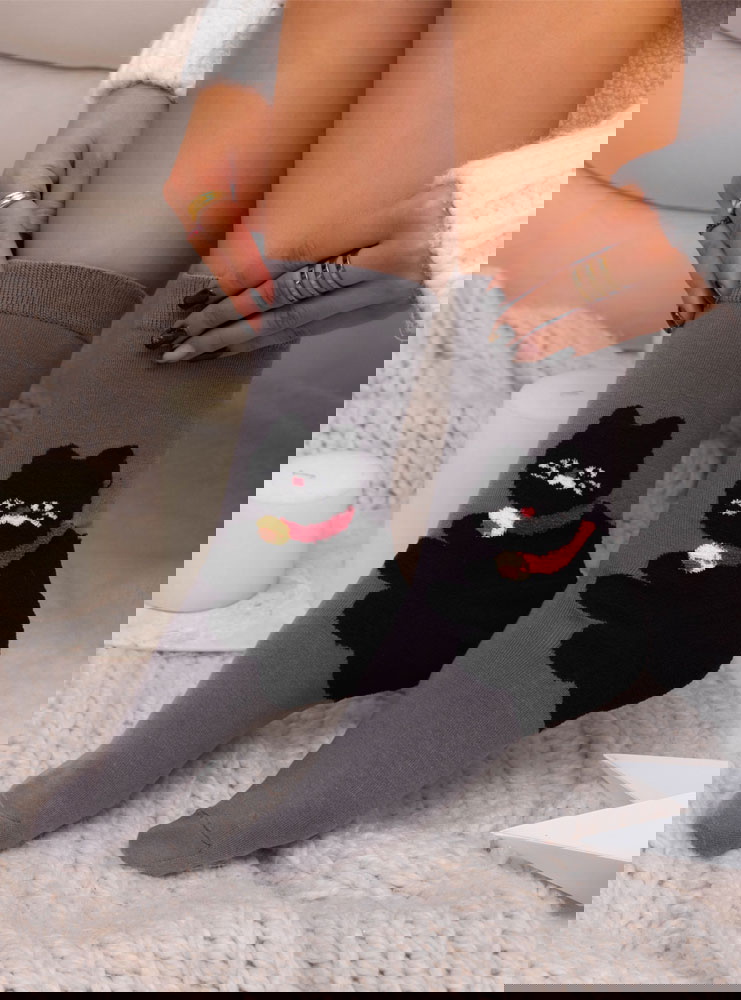 Szare skarpetki z ozdobnym wzorem...