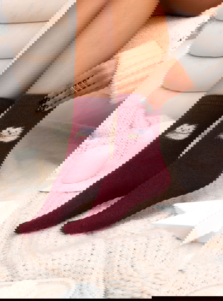 Bordowe skarpetki z ozdobnym wzorem...