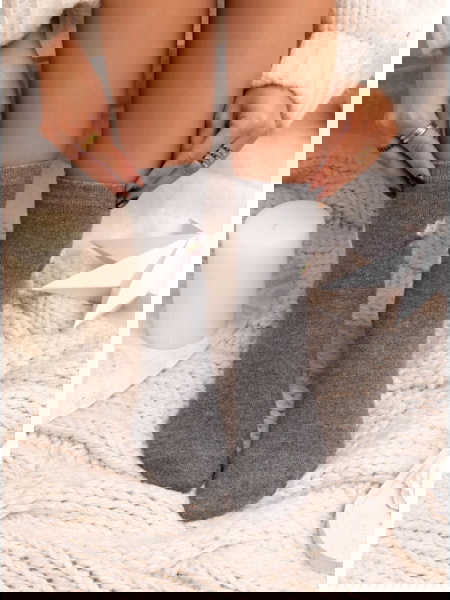 Szare skarpetki z ozdobnym... 2