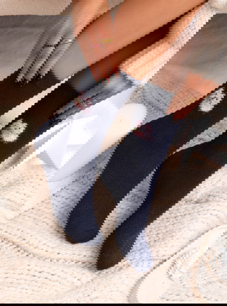 Granatowe skarpetki z ozdobnym wzorem...