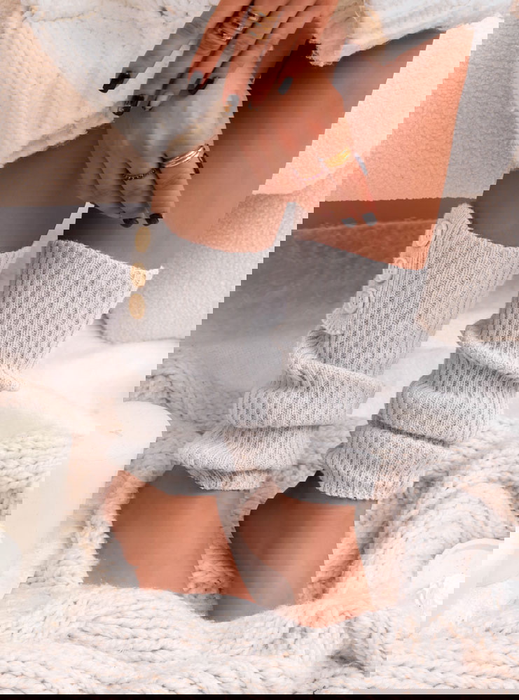 Szare getry z ozdobnymi guzikami...