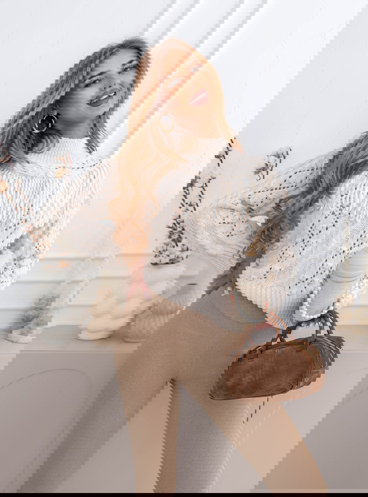 Beżowe prążkowane dopasowane legginsy...