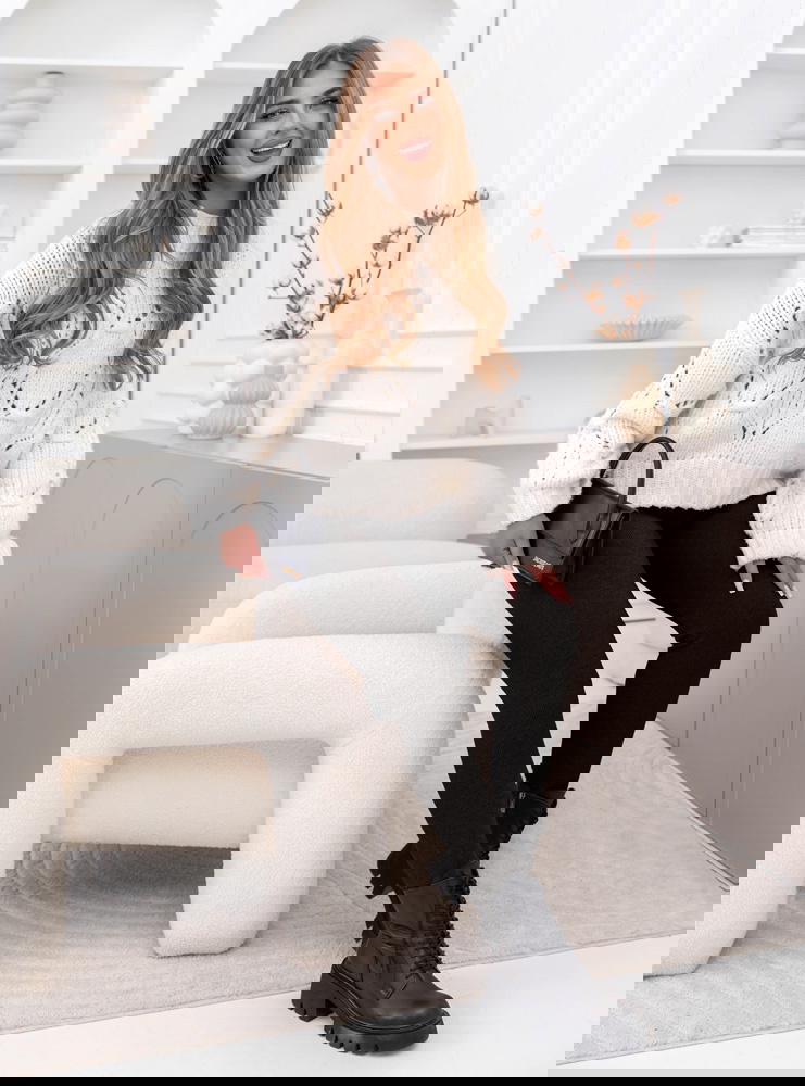 Czarne prążkowane dopasowane legginsy...