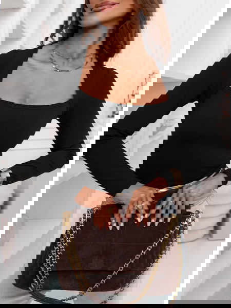 Czarna dopasowana bluzka... 2