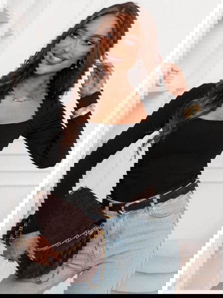 Czarna dopasowana bluzka...