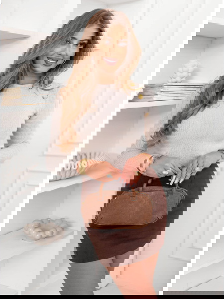 Beżowy dopasowany sweter z...