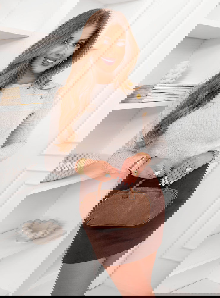 Beżowy dopasowany sweter z ozdobnymi...