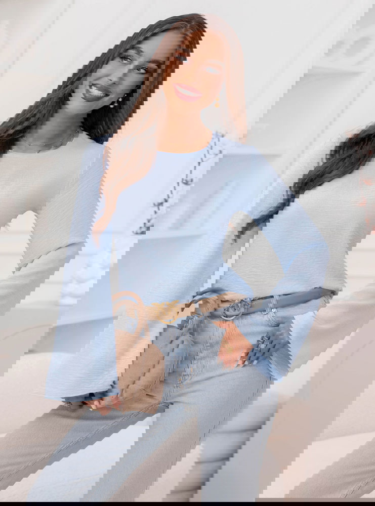 Błękitna bluzka z szerokimi rękawami...