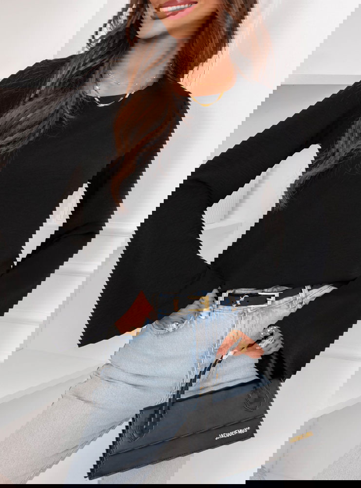 Czarna bluzka z szerokimi rękawami...