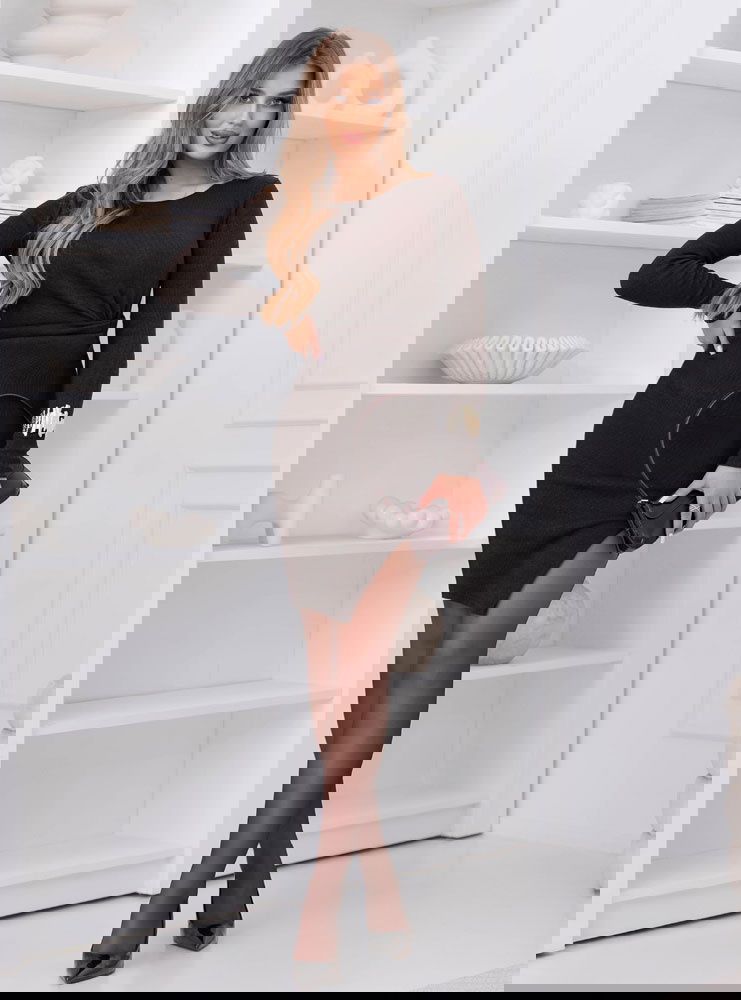 Czekoladowa prążkowana sukienka mini...