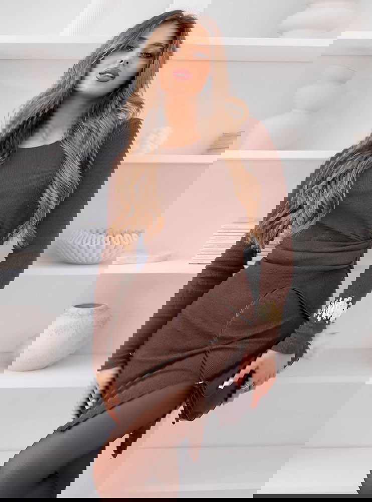 Prążkowana sukienka mini z rozcięciem...