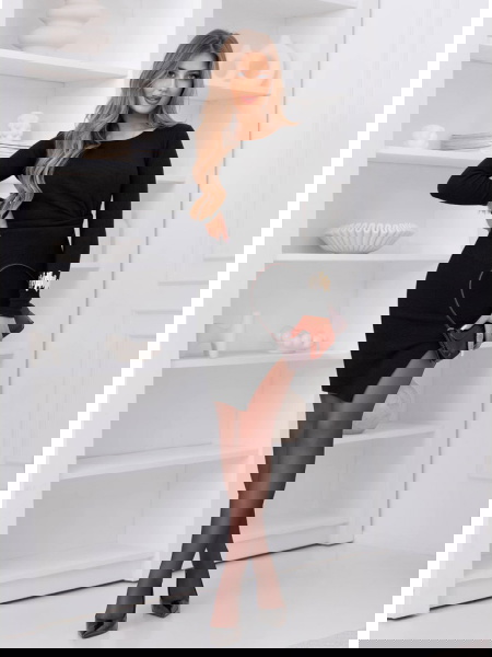 Czarna prążkowana sukienka... 2