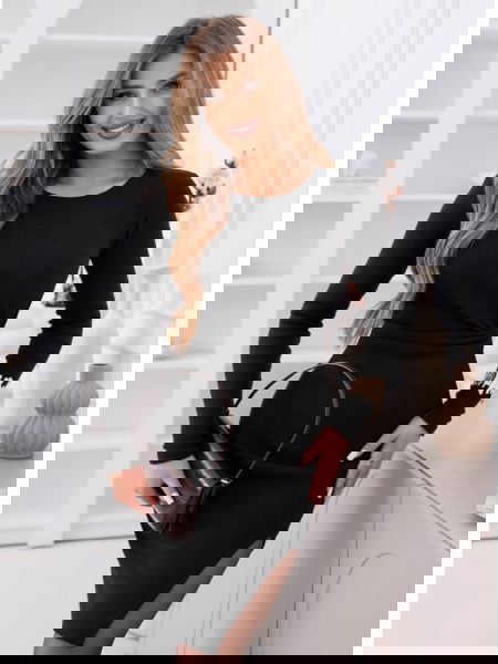 Czarna prążkowana sukienka...