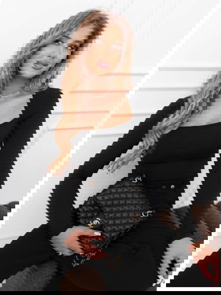 Czarna dopasowana bluzka...