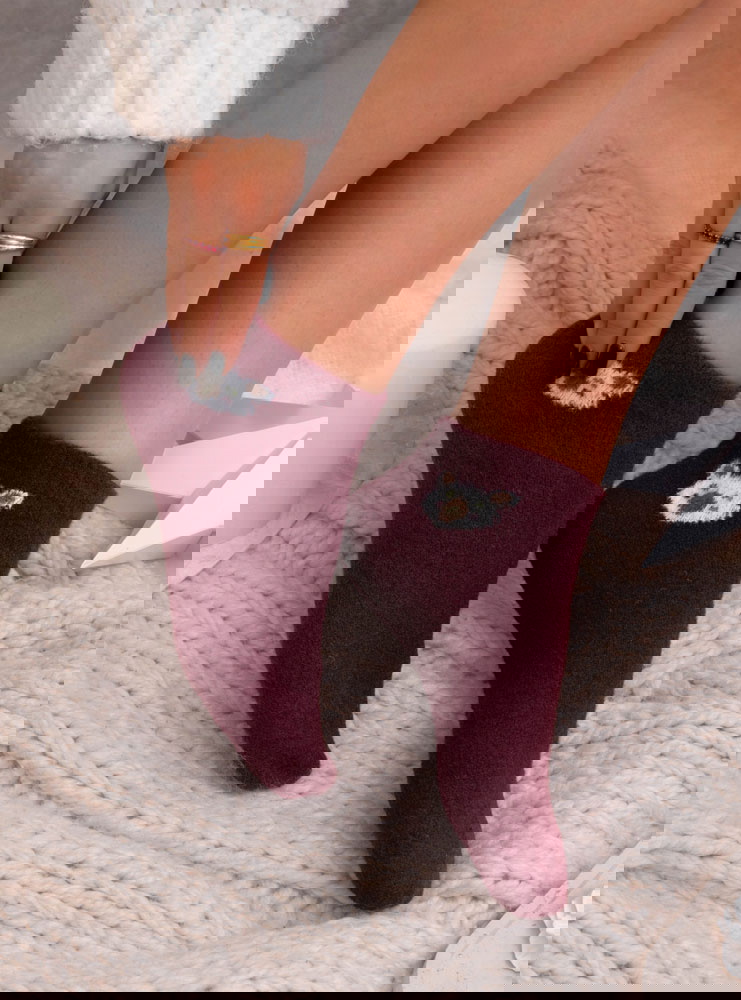 Bordowe skarpetki z ozdobnym wzorem...