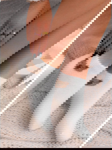 Białe skarpetki z ozdobnym...