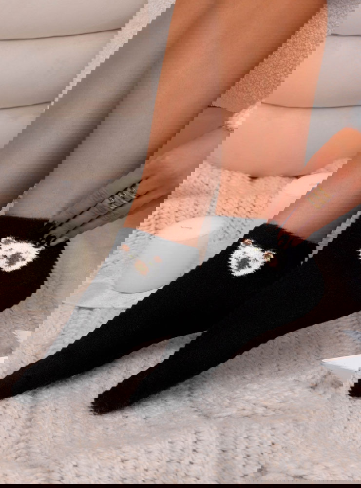 Czarne skarpetki z ozdobnym wzorem...