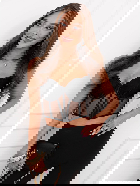 Czarny biustonosz gorsetowy...