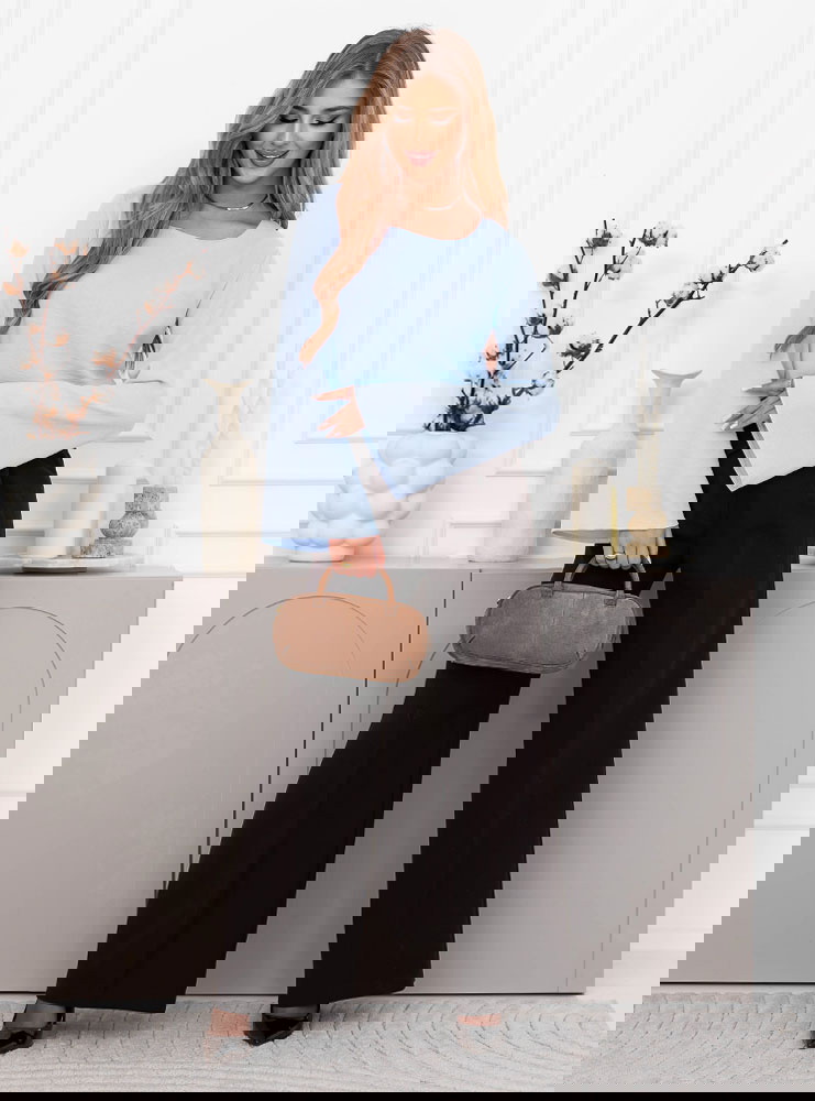 Błękitna bluzka z szerokimi rękawami...