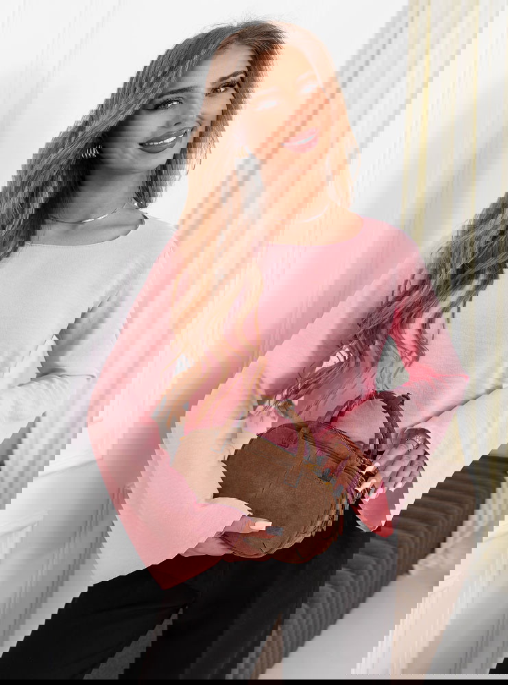 Pudrowa bluzka z szerokimi rękawami...