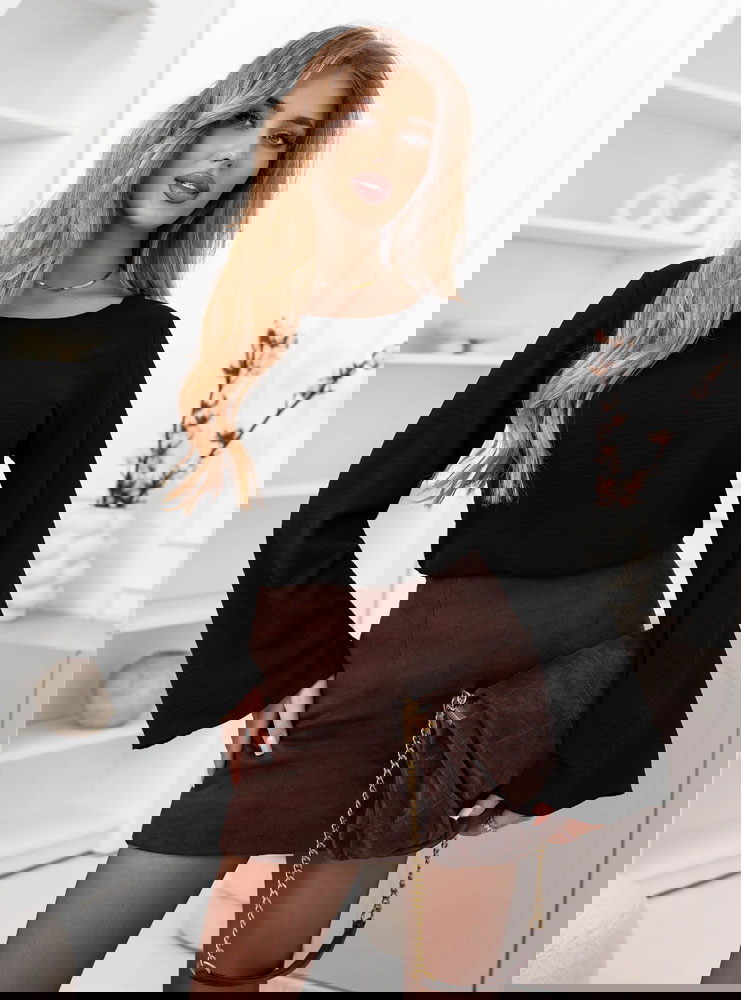 Czarna bluzka z szerokimi rękawami...