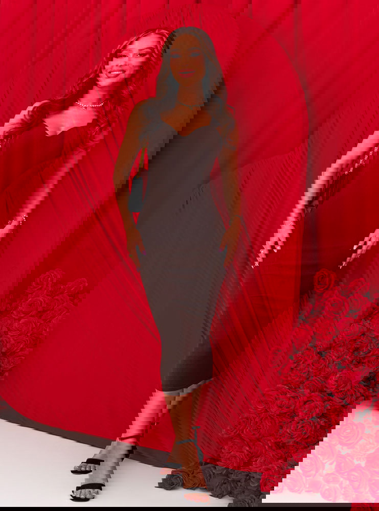 Czekoladowa dopasowana sukienka midi...