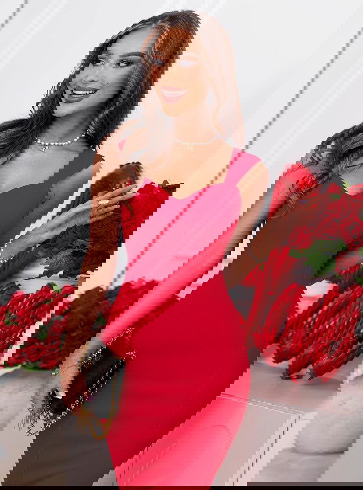 Malinowa dopasowana sukienka midi...