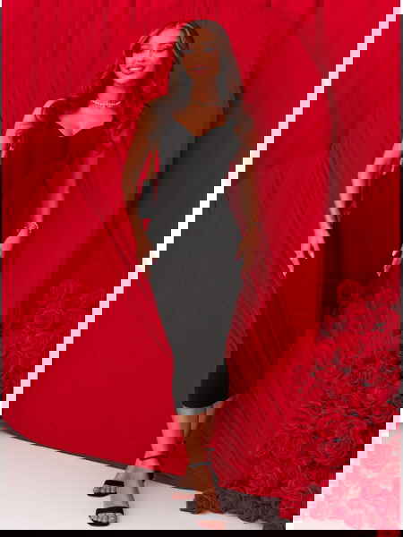 Czarna dopasowana sukienka... 2