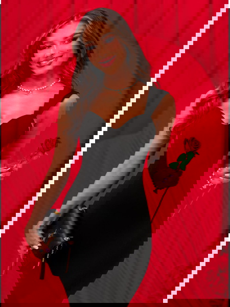 Czarna dopasowana sukienka...