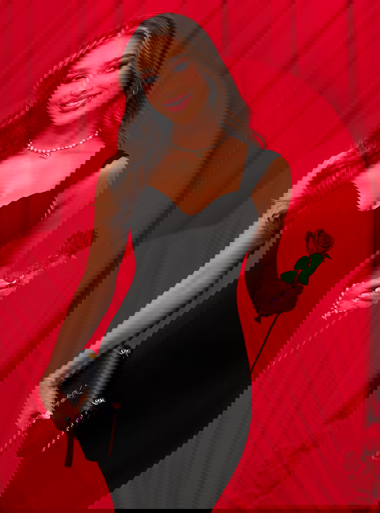 Czarna dopasowana sukienka midi...