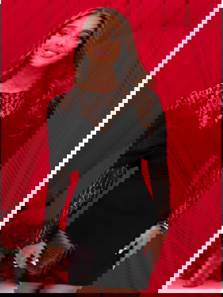 Czarna dopasowana sukienka...