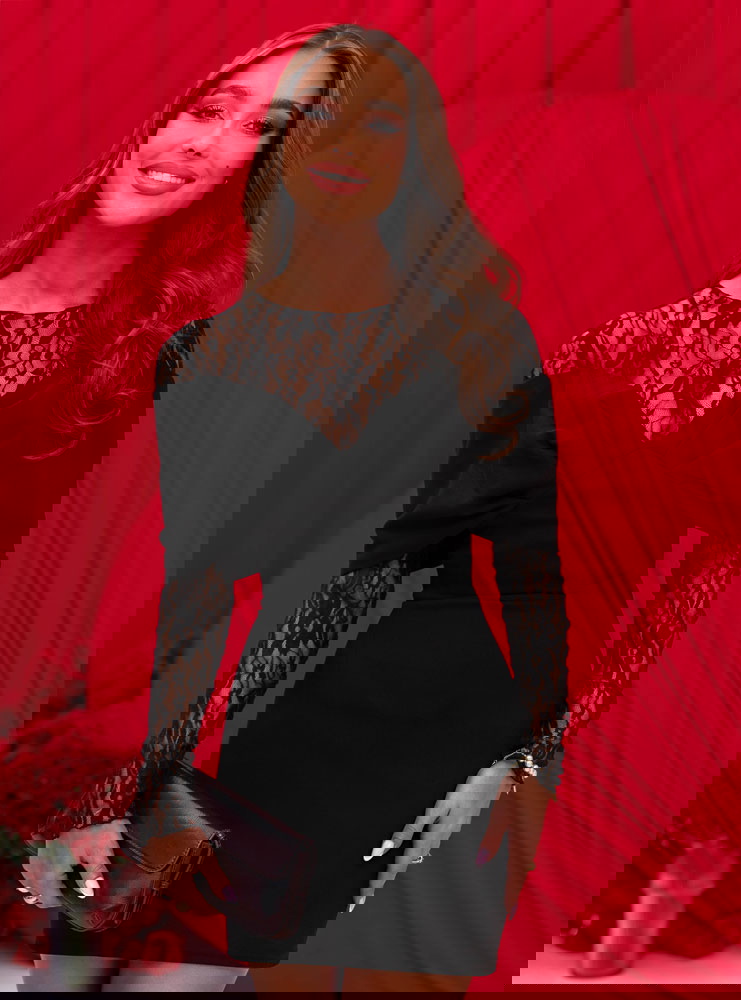 Czarna dopasowana sukienka z...