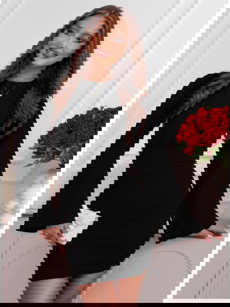 Czarna dopasowana sukienka...