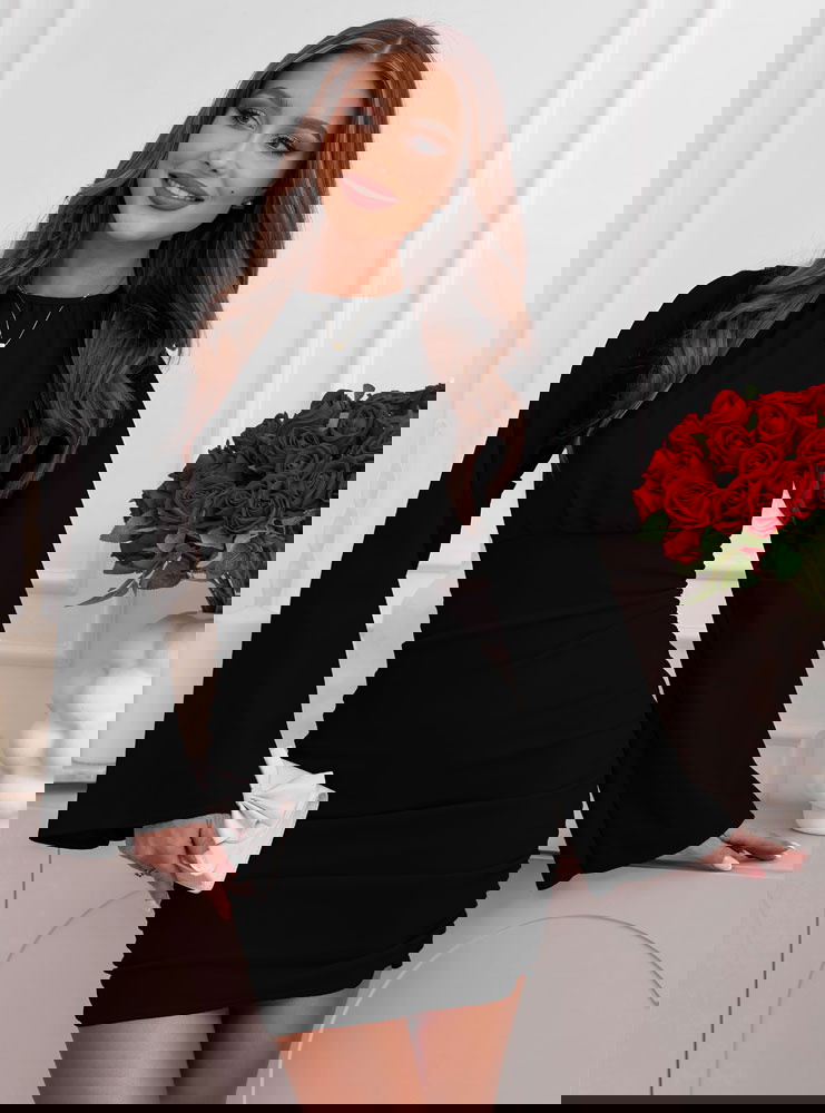 Czarna dopasowana sukienka z...