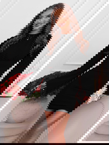 Czarna dopasowana sukienka... 2