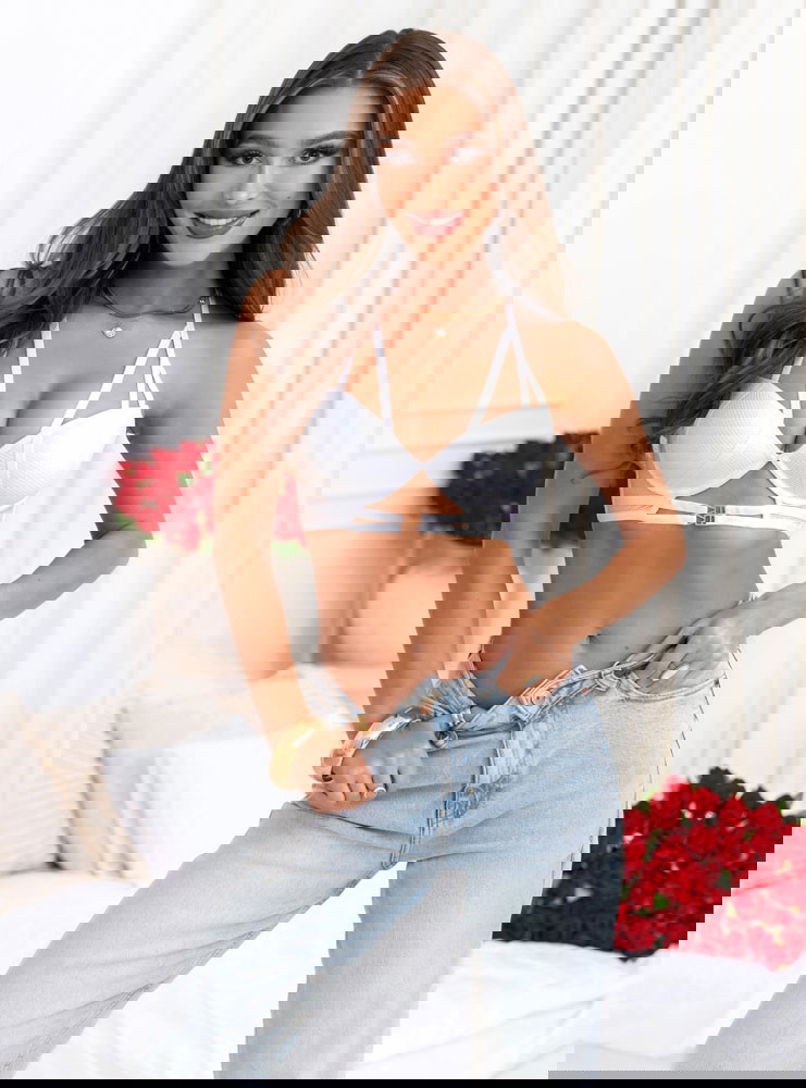 Biały biustonosz z ozdobnymi...