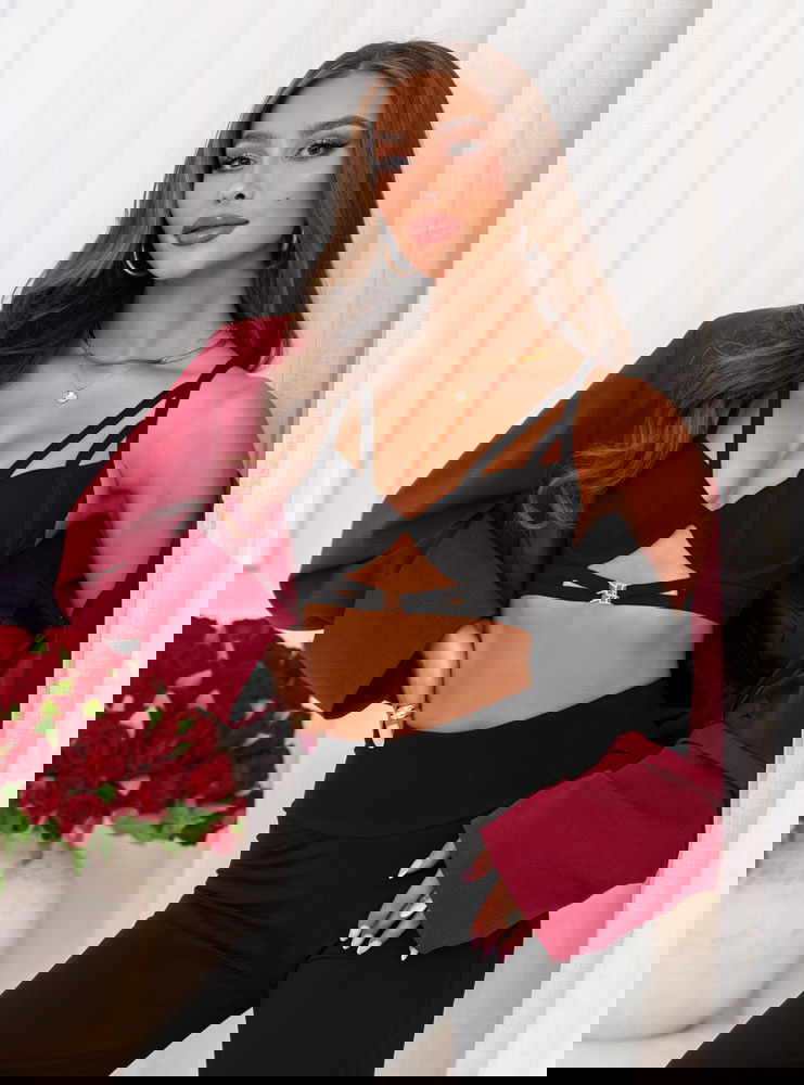 Czarny biustonosz z ozdobnymi...