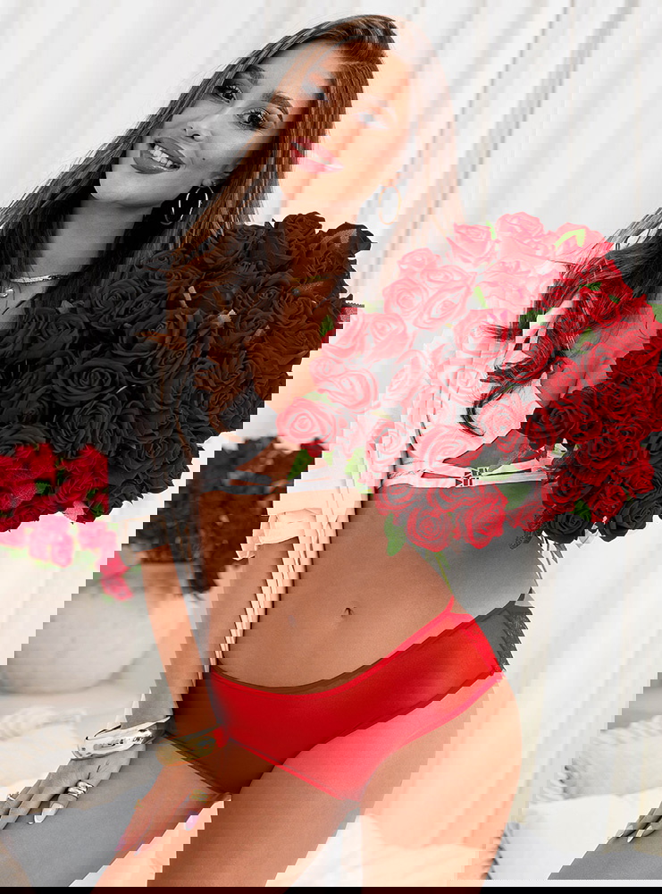 Malinowe koronkowe majtki z ozdobnym...