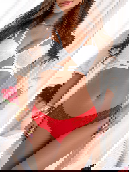 Malinowe koronkowe stringi... 2